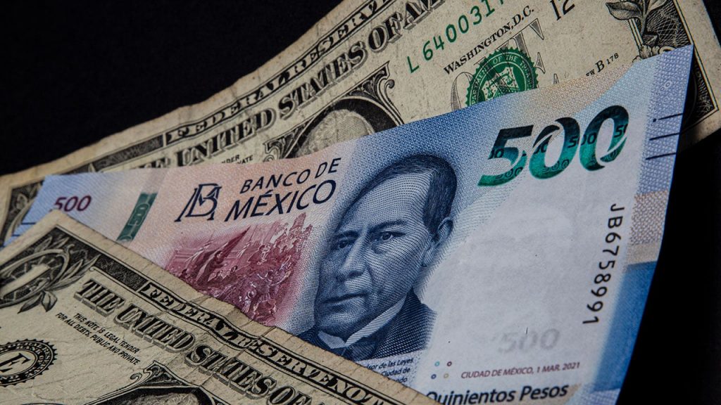 ¡Peso Mexicano Arranca la Semana con Retroceso! Dólar se Cotiza en 16.60 Unidades