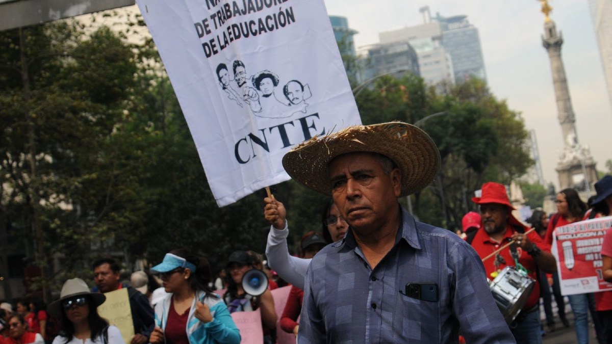 Tensión y demandas en el Día del Maestro: CNTE marcha y rechaza invitación de AMLO