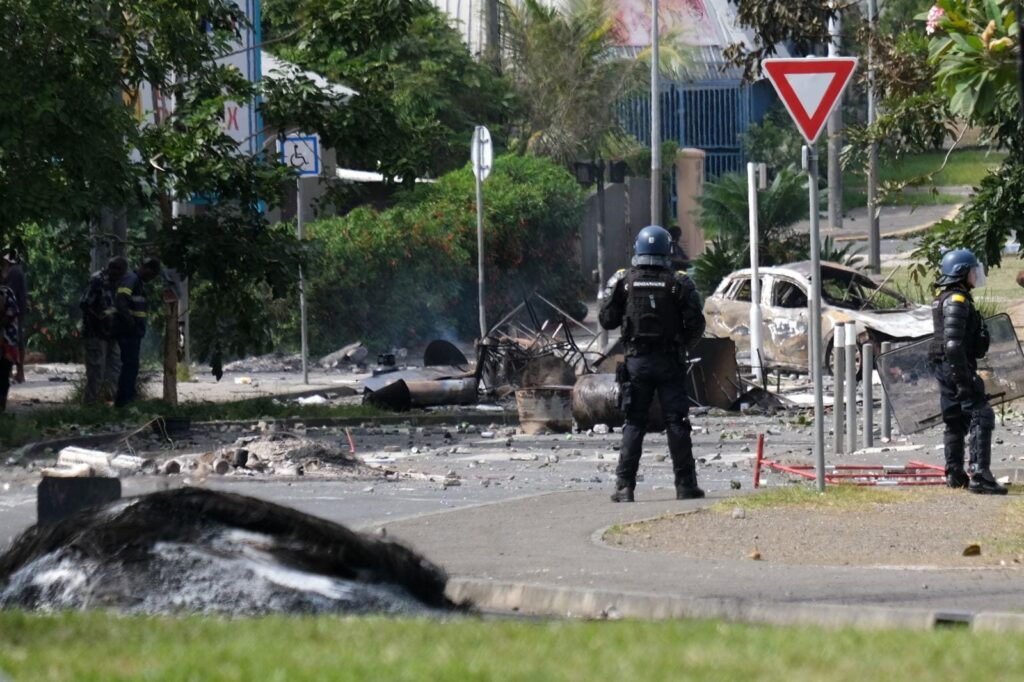 La Crisis en Nueva Caledonia: Choques Violentos y Llamados al Diálogo en Medio de Cambios Constitucionales