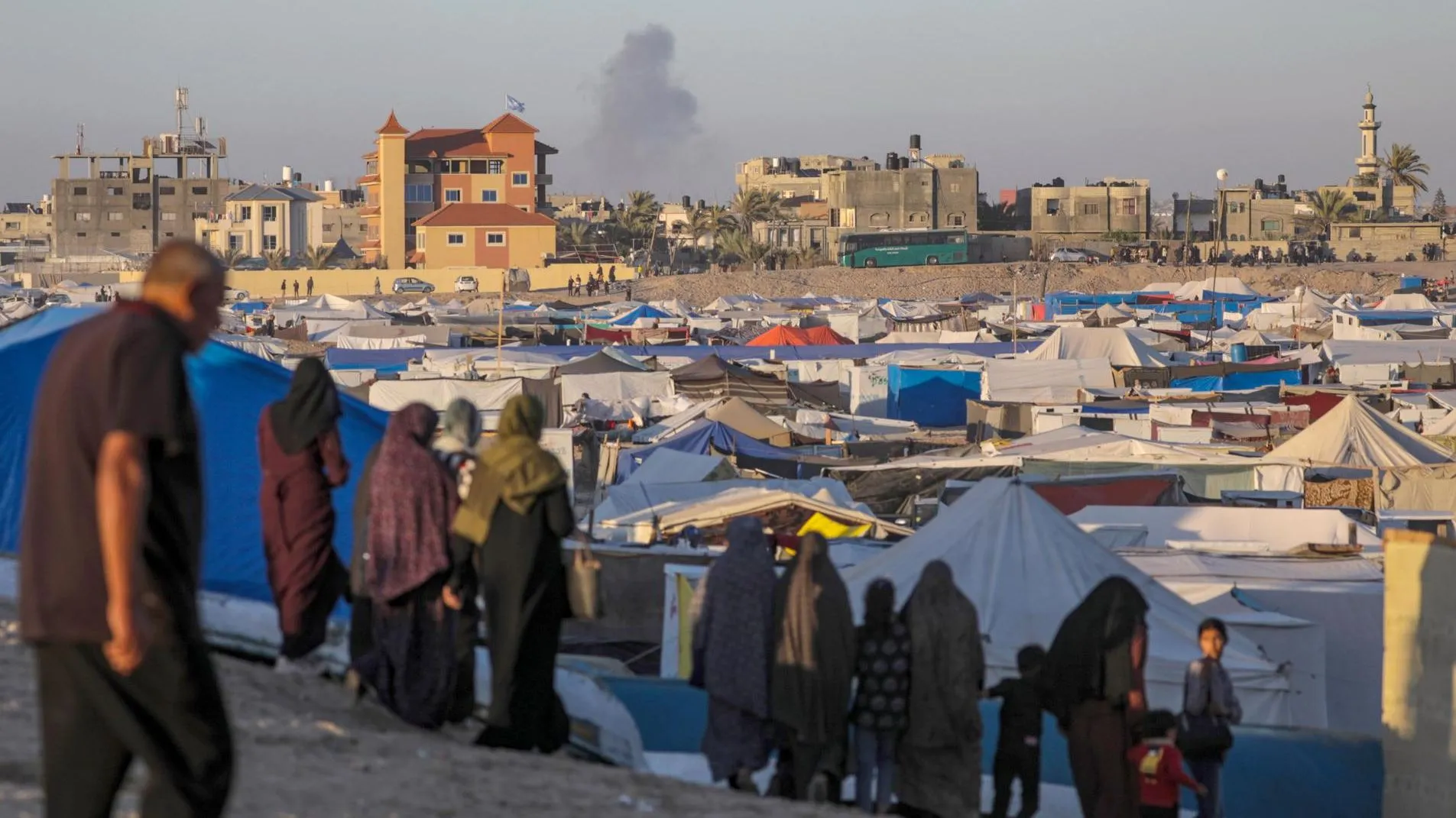 Desplazamiento Masivo en Rafah: Más de 80,000 Personas Huyen Ante Ofensiva Israelí