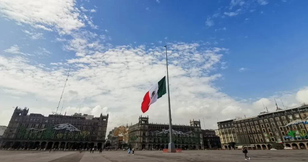 López Obrador confirma izado de bandera en el Zócalo durante marcha de la Marea Rosa