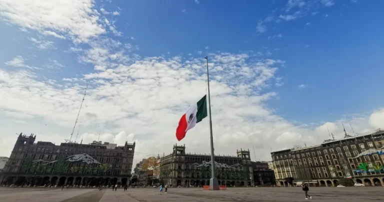 López Obrador confirma izado de bandera en el Zócalo durante marcha de la Marea Rosa