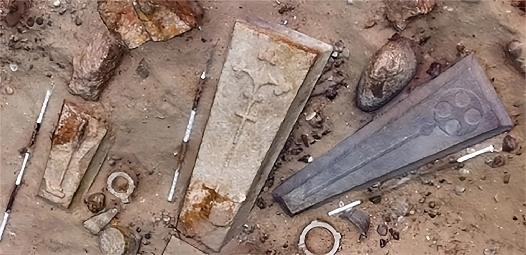 Descubren Lápidas Medievales en Naufragio de 800 Años en el Canal de la Mancha