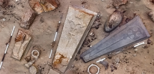 Descubren Lápidas Medievales en Naufragio de 800 Años en el Canal de la Mancha