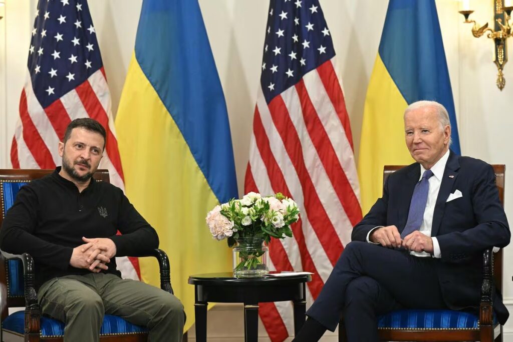 Biden pide disculpas por demora en ayuda a Ucrania y Zelenski pide solidaridad global