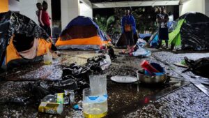 Más de 400 Migrantes Desalojados de la Plaza Giordano Bruno en CDMX