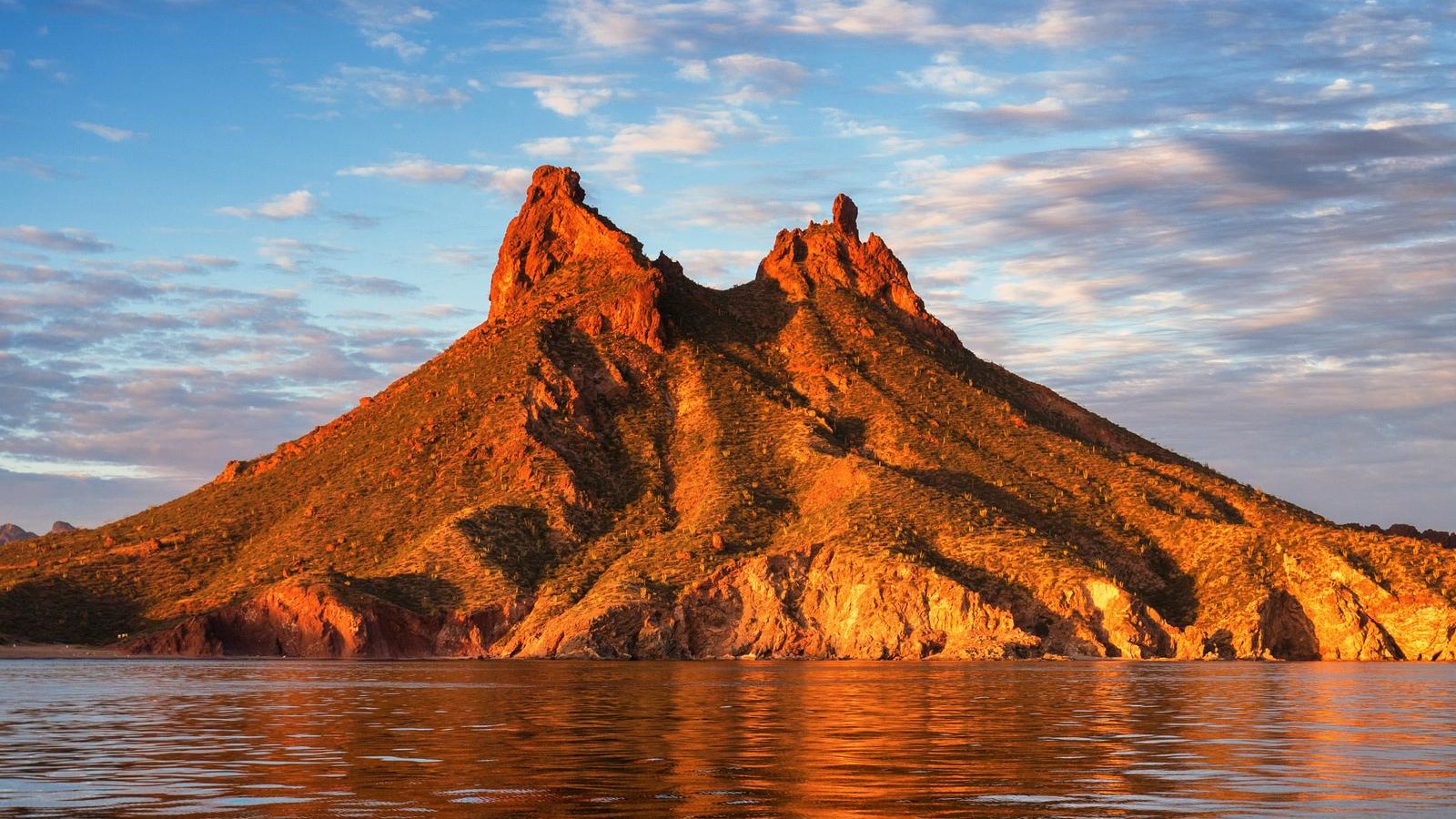 Explora la Majestuosa Belleza del Cerro Tetakawi en San Carlos, Sonora